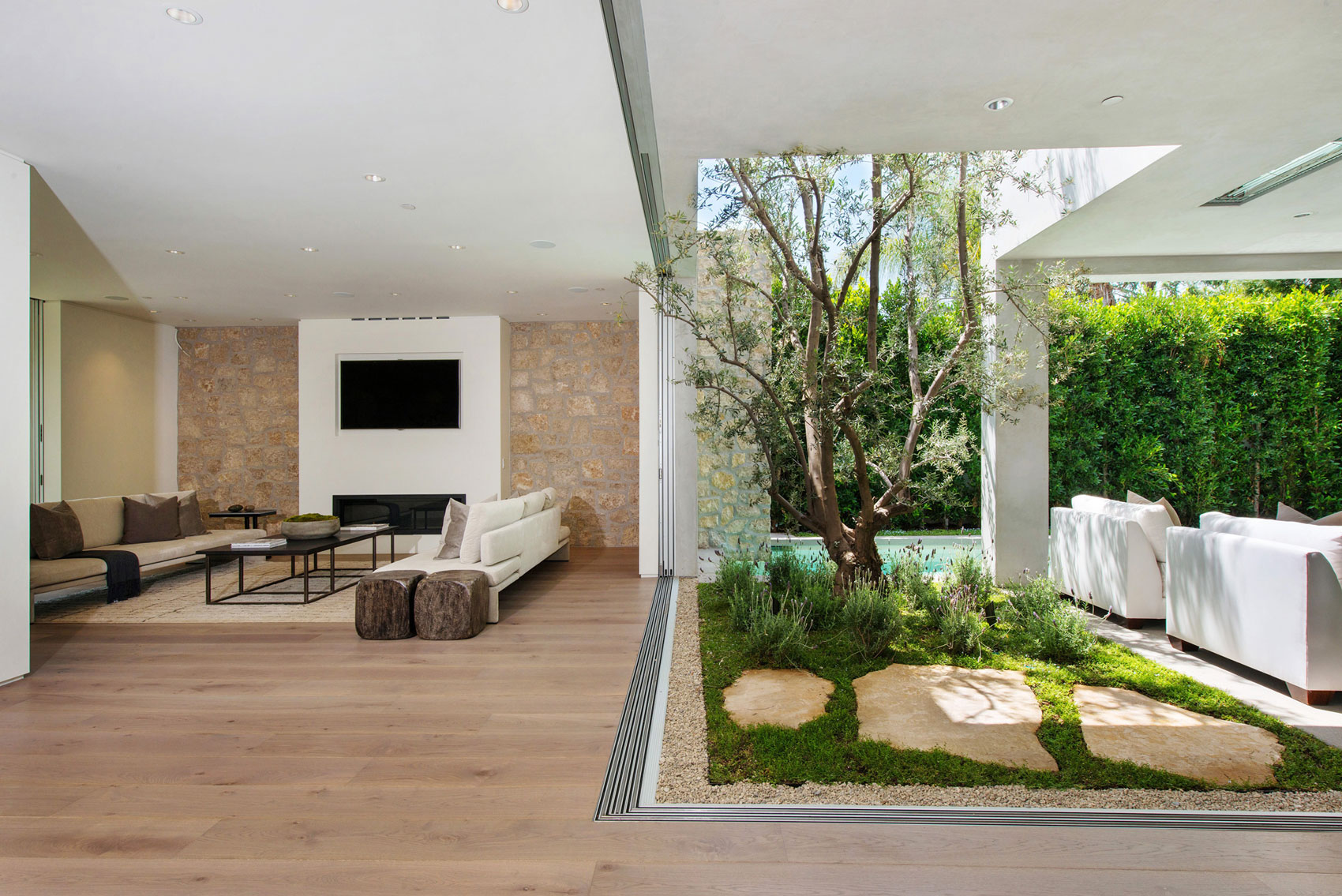 A Fabulous and Sleek Modern Home Surrounded by Lush Vegetation in Los Angeles by Amit Apel Design, Inc (23)
