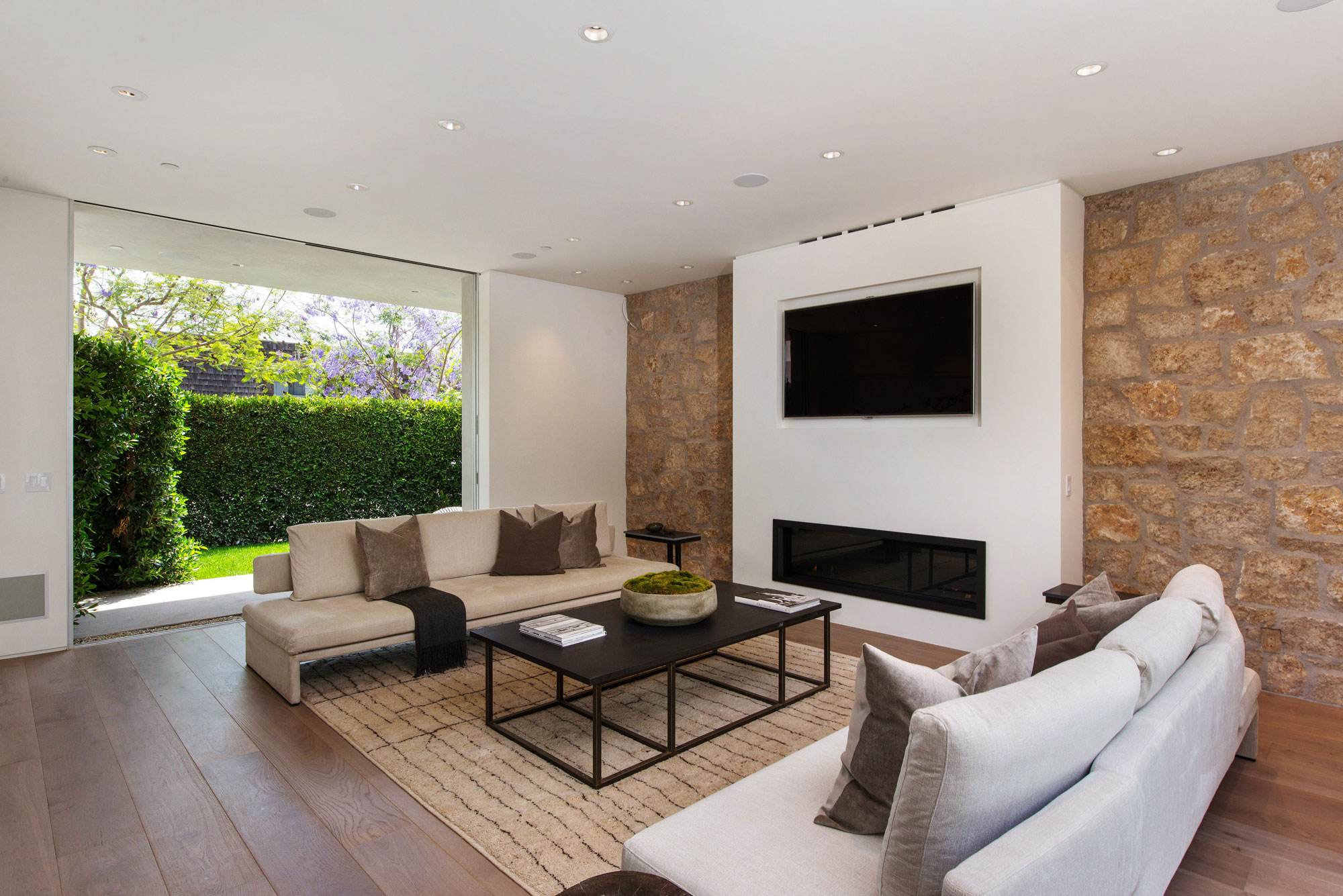 A Fabulous and Sleek Modern Home Surrounded by Lush Vegetation in Los Angeles by Amit Apel Design, Inc (24)