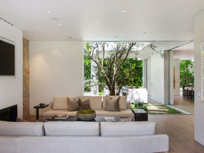 A Fabulous and Sleek Modern Home Surrounded by Lush Vegetation in Los Angeles by Amit Apel Design, Inc (26)