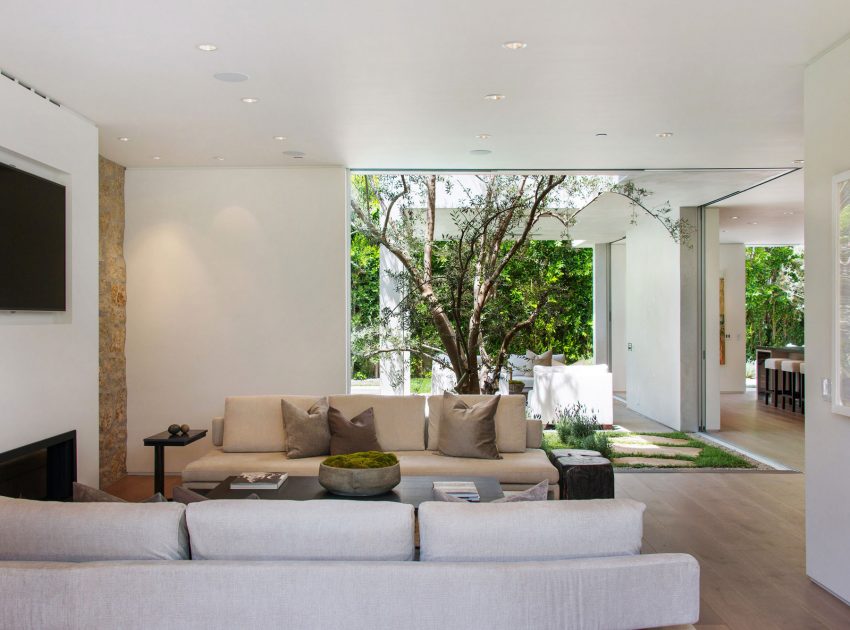 A Fabulous and Sleek Modern Home Surrounded by Lush Vegetation in Los Angeles by Amit Apel Design, Inc (26)