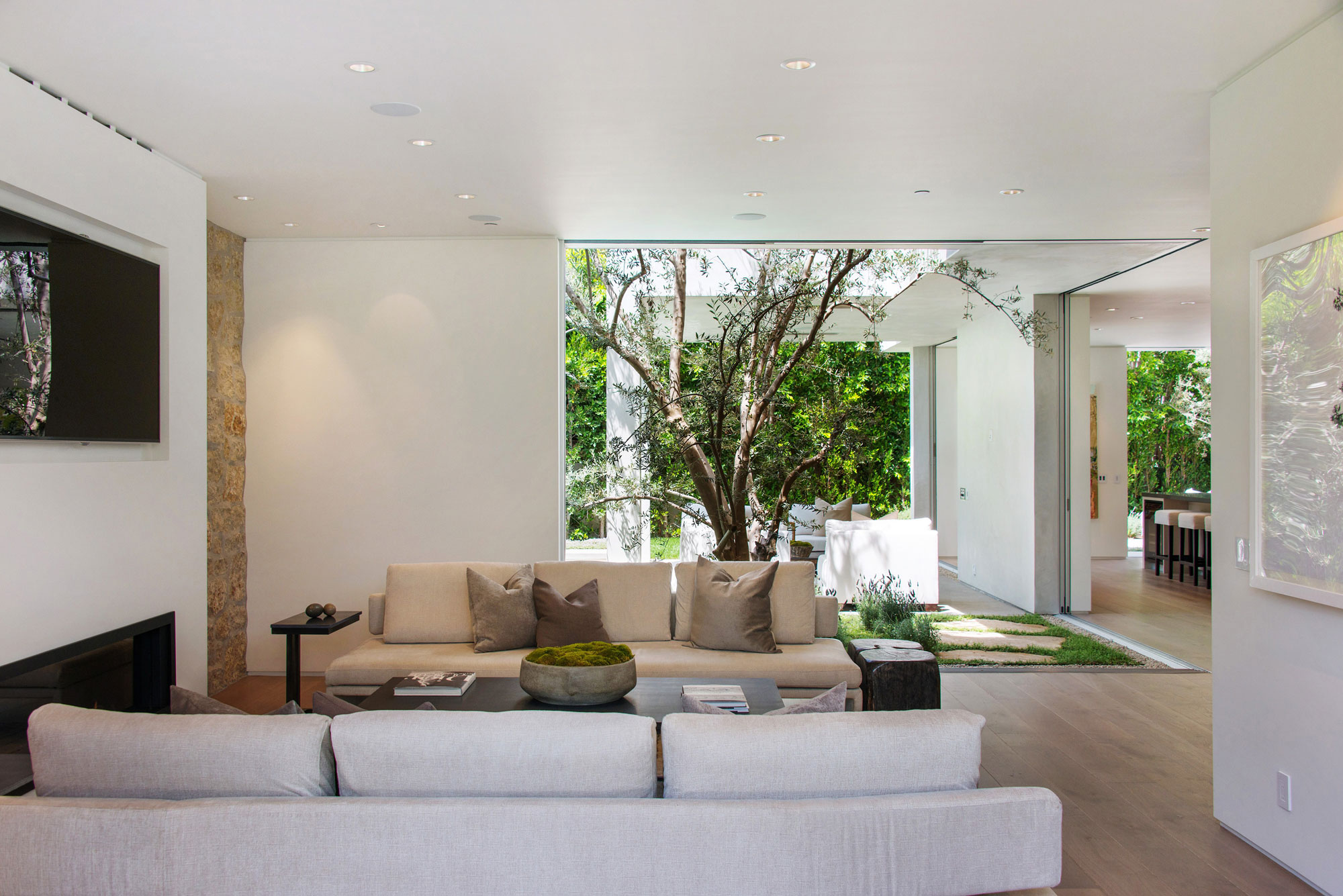 A Fabulous and Sleek Modern Home Surrounded by Lush Vegetation in Los Angeles by Amit Apel Design, Inc (26)