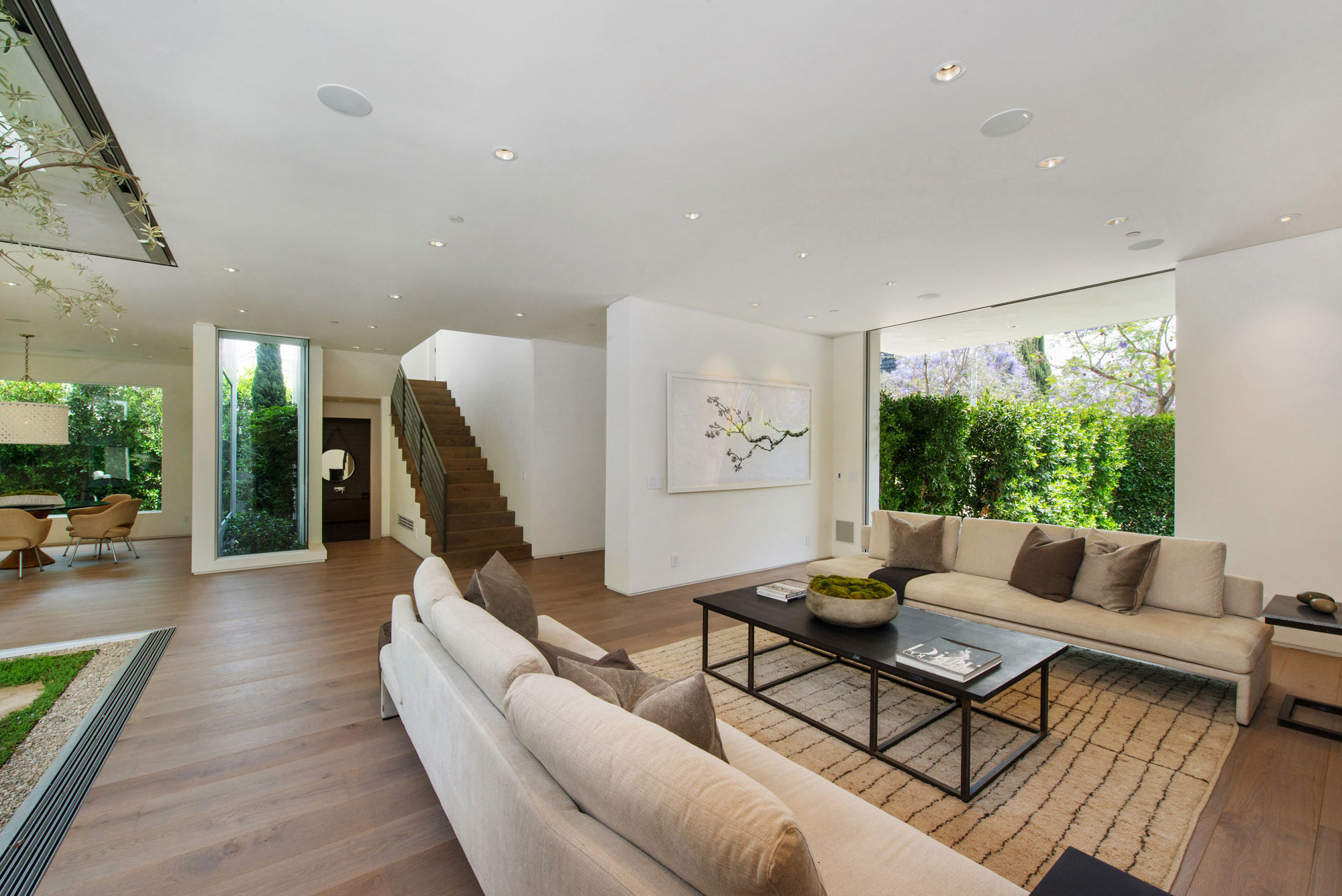 A Fabulous and Sleek Modern Home Surrounded by Lush Vegetation in Los Angeles by Amit Apel Design, Inc (28)