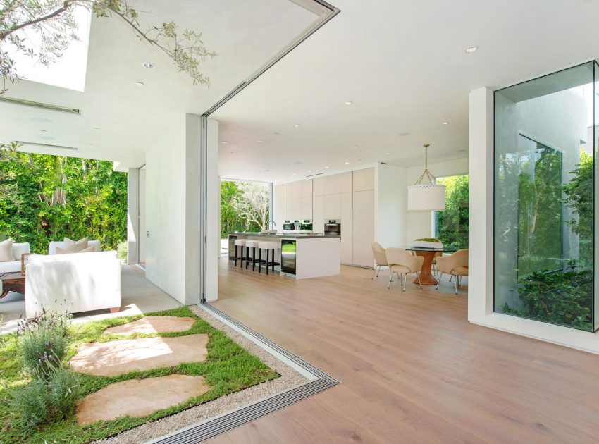 A Fabulous and Sleek Modern Home Surrounded by Lush Vegetation in Los Angeles by Amit Apel Design, Inc (29)
