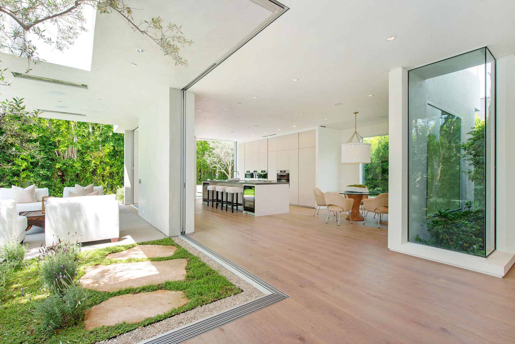A Fabulous and Sleek Modern Home Surrounded by Lush Vegetation in Los Angeles by Amit Apel Design, Inc (29)