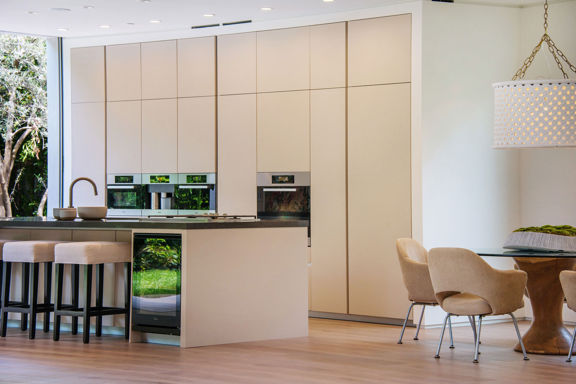 A Fabulous and Sleek Modern Home Surrounded by Lush Vegetation in Los Angeles by Amit Apel Design, Inc (31)