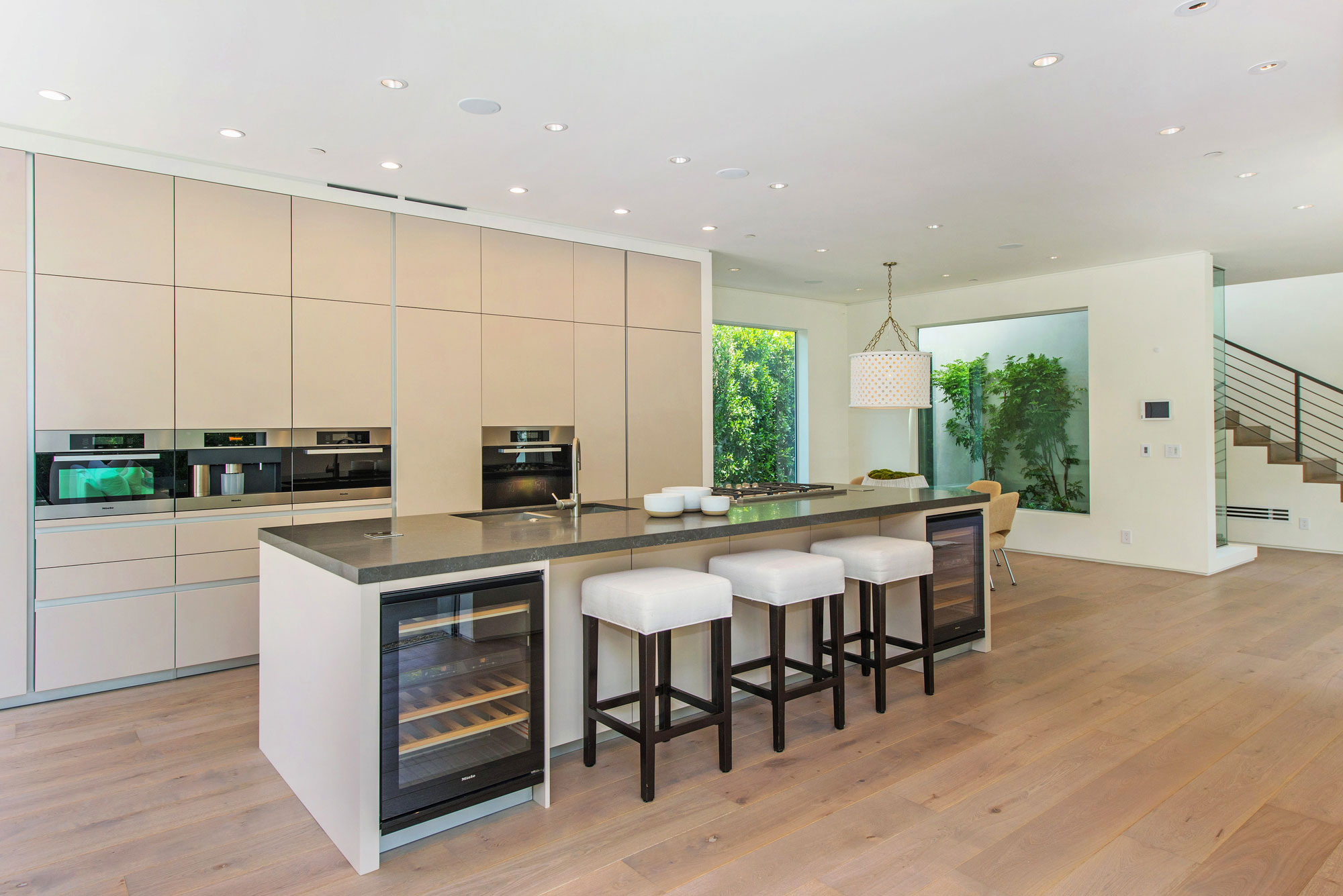 A Fabulous and Sleek Modern Home Surrounded by Lush Vegetation in Los Angeles by Amit Apel Design, Inc (32)