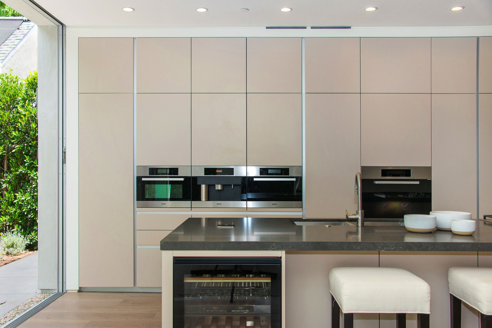 A Fabulous and Sleek Modern Home Surrounded by Lush Vegetation in Los Angeles by Amit Apel Design, Inc (33)