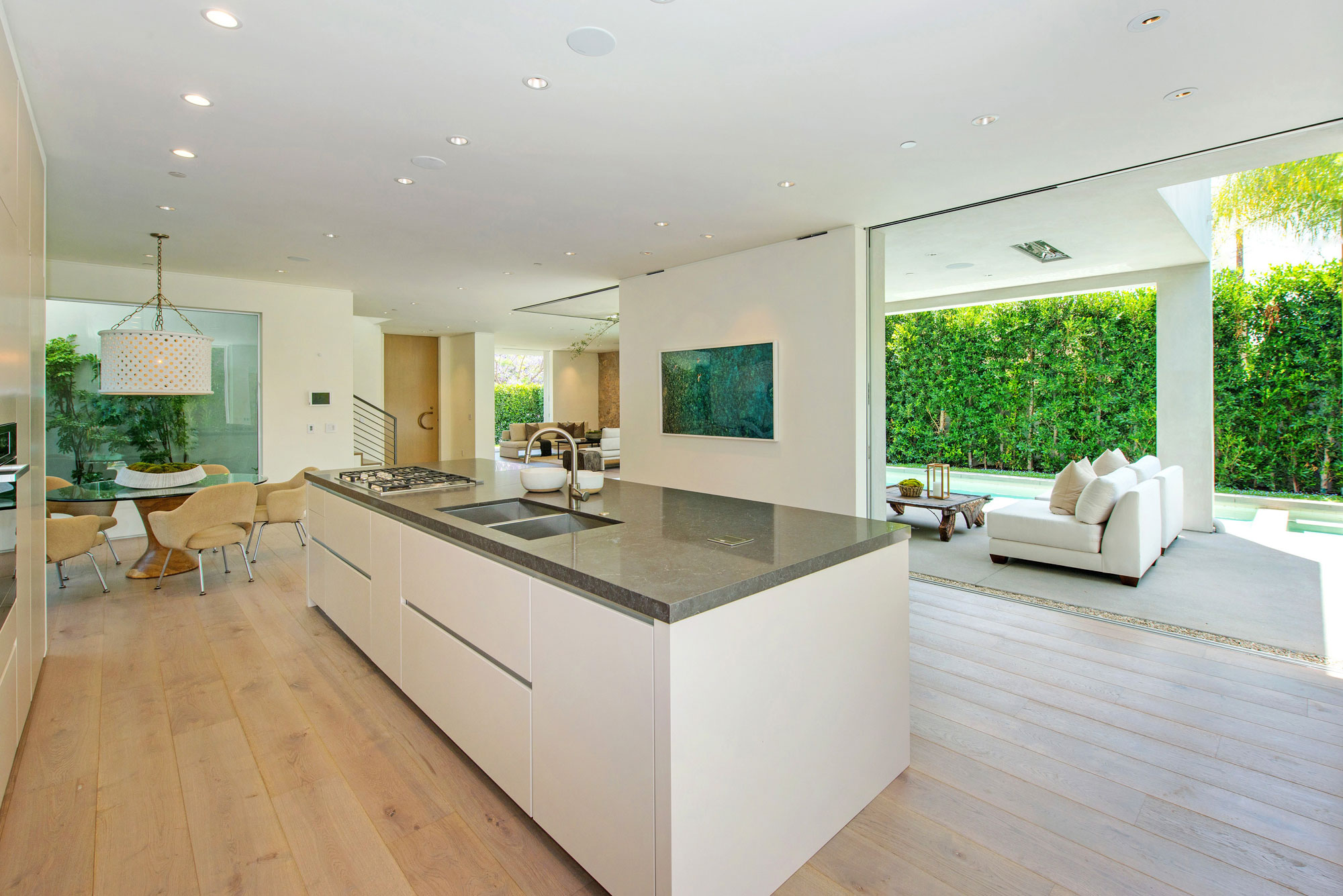 A Fabulous and Sleek Modern Home Surrounded by Lush Vegetation in Los Angeles by Amit Apel Design, Inc (34)