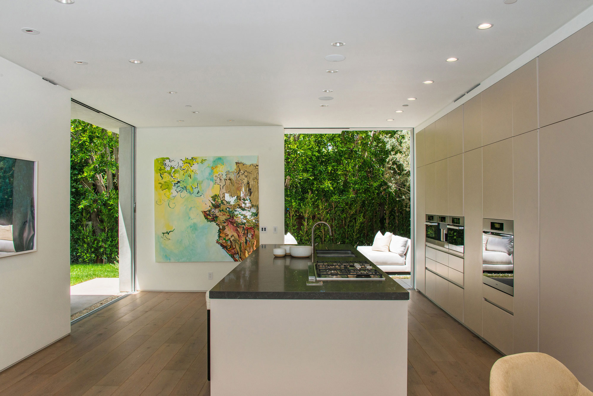 A Fabulous and Sleek Modern Home Surrounded by Lush Vegetation in Los Angeles by Amit Apel Design, Inc (36)