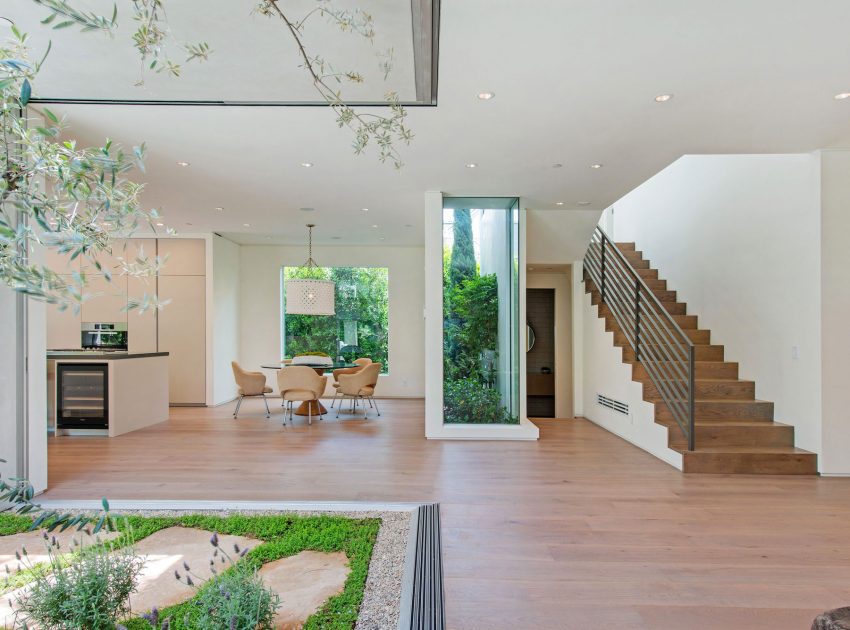 A Fabulous and Sleek Modern Home Surrounded by Lush Vegetation in Los Angeles by Amit Apel Design, Inc (37)