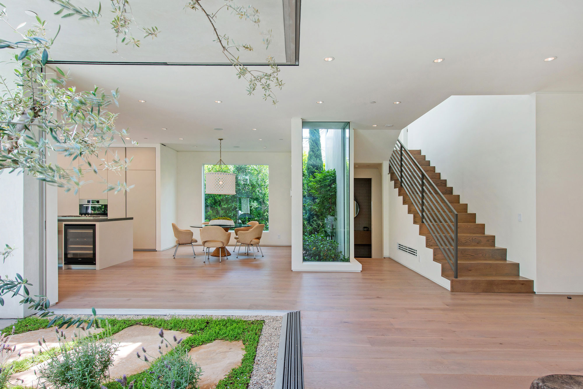 A Fabulous and Sleek Modern Home Surrounded by Lush Vegetation in Los Angeles by Amit Apel Design, Inc (37)