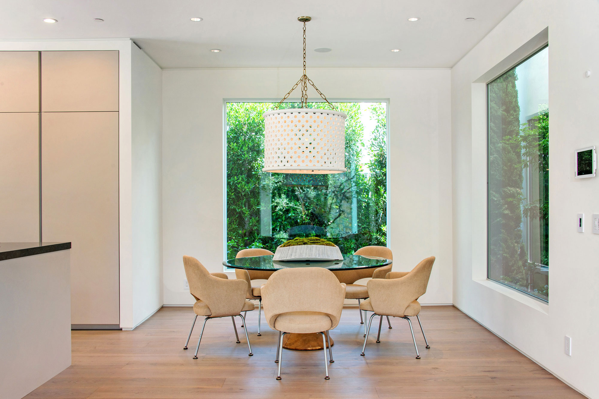 A Fabulous and Sleek Modern Home Surrounded by Lush Vegetation in Los Angeles by Amit Apel Design, Inc (38)