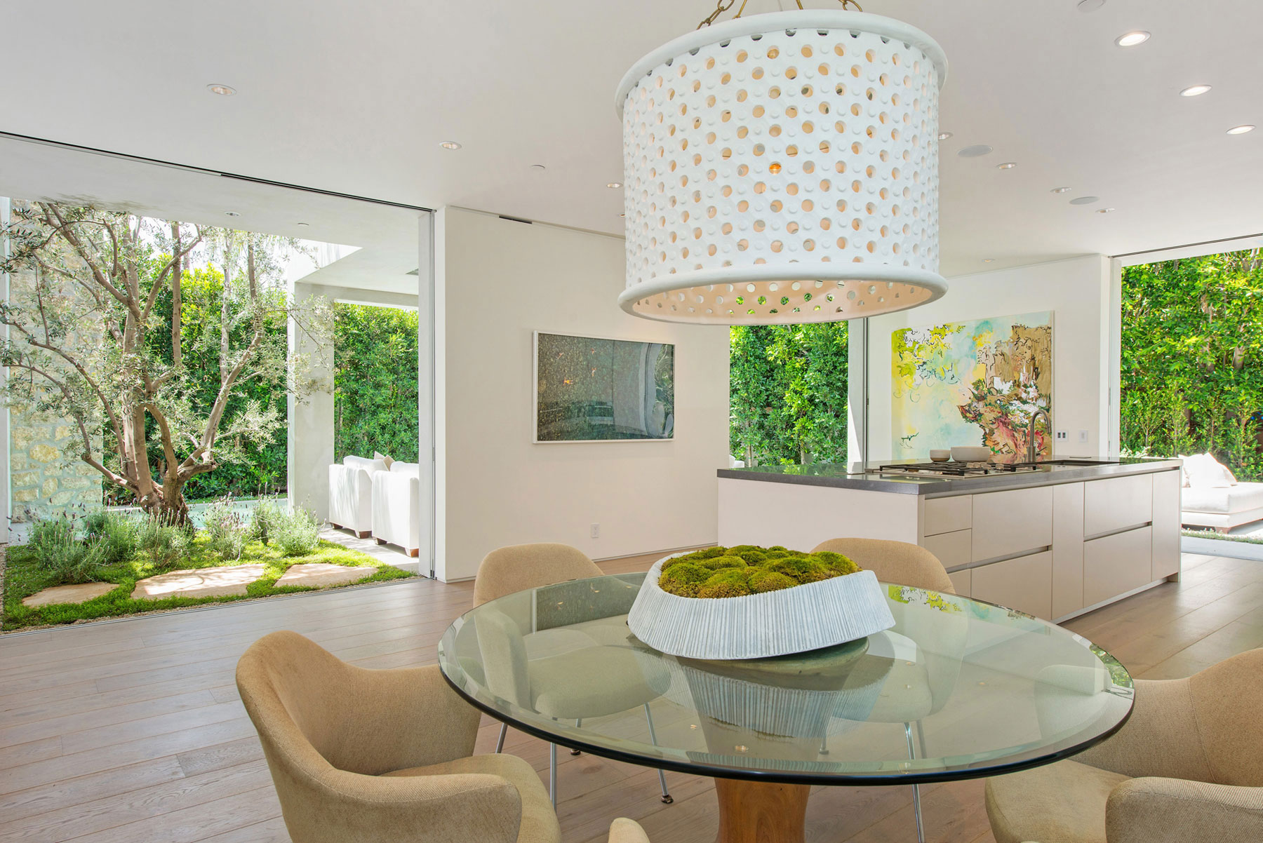 A Fabulous and Sleek Modern Home Surrounded by Lush Vegetation in Los Angeles by Amit Apel Design, Inc (39)