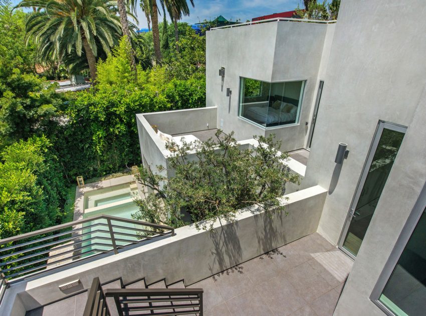 A Fabulous and Sleek Modern Home Surrounded by Lush Vegetation in Los Angeles by Amit Apel Design, Inc (4)