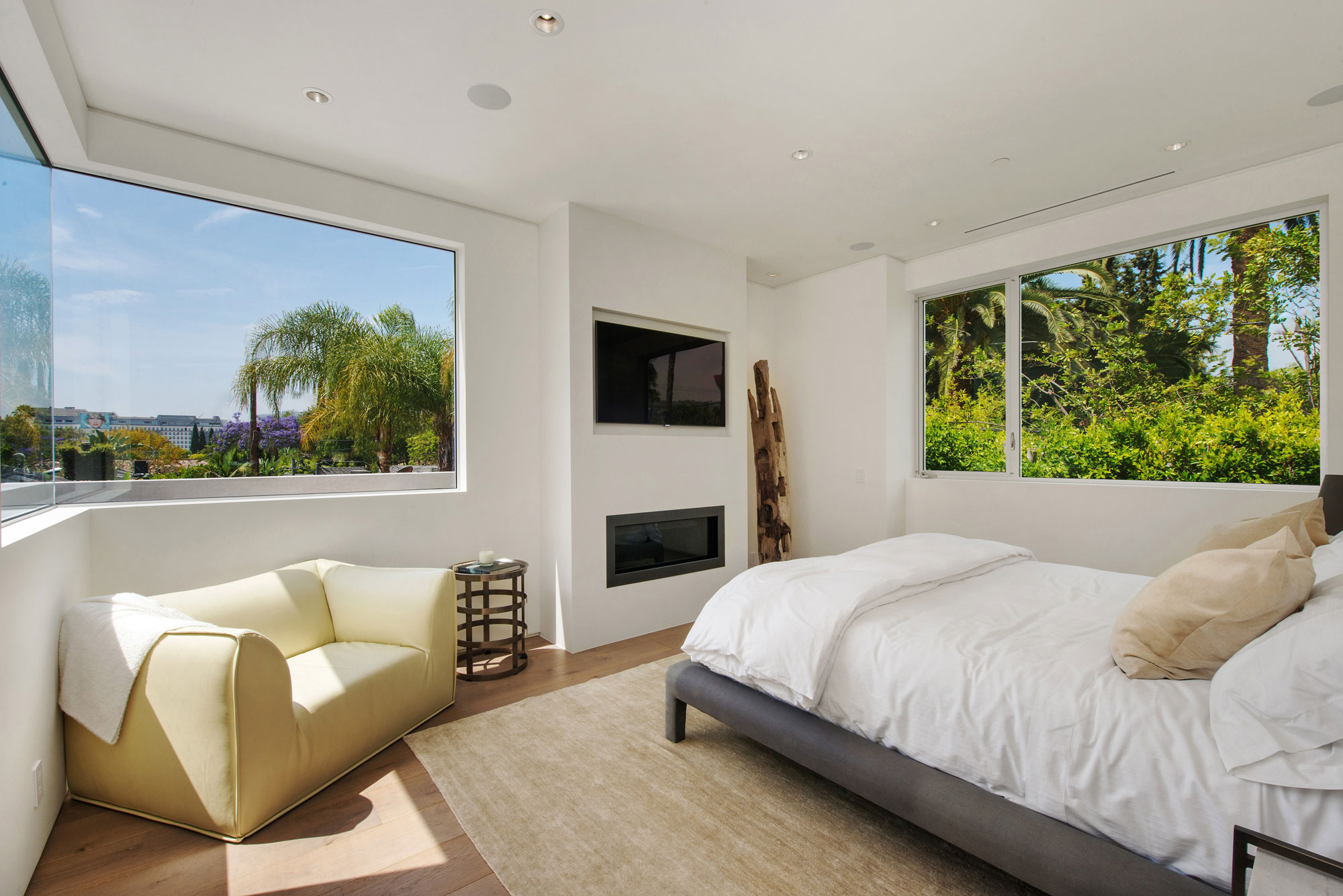 A Fabulous and Sleek Modern Home Surrounded by Lush Vegetation in Los Angeles by Amit Apel Design, Inc (45)