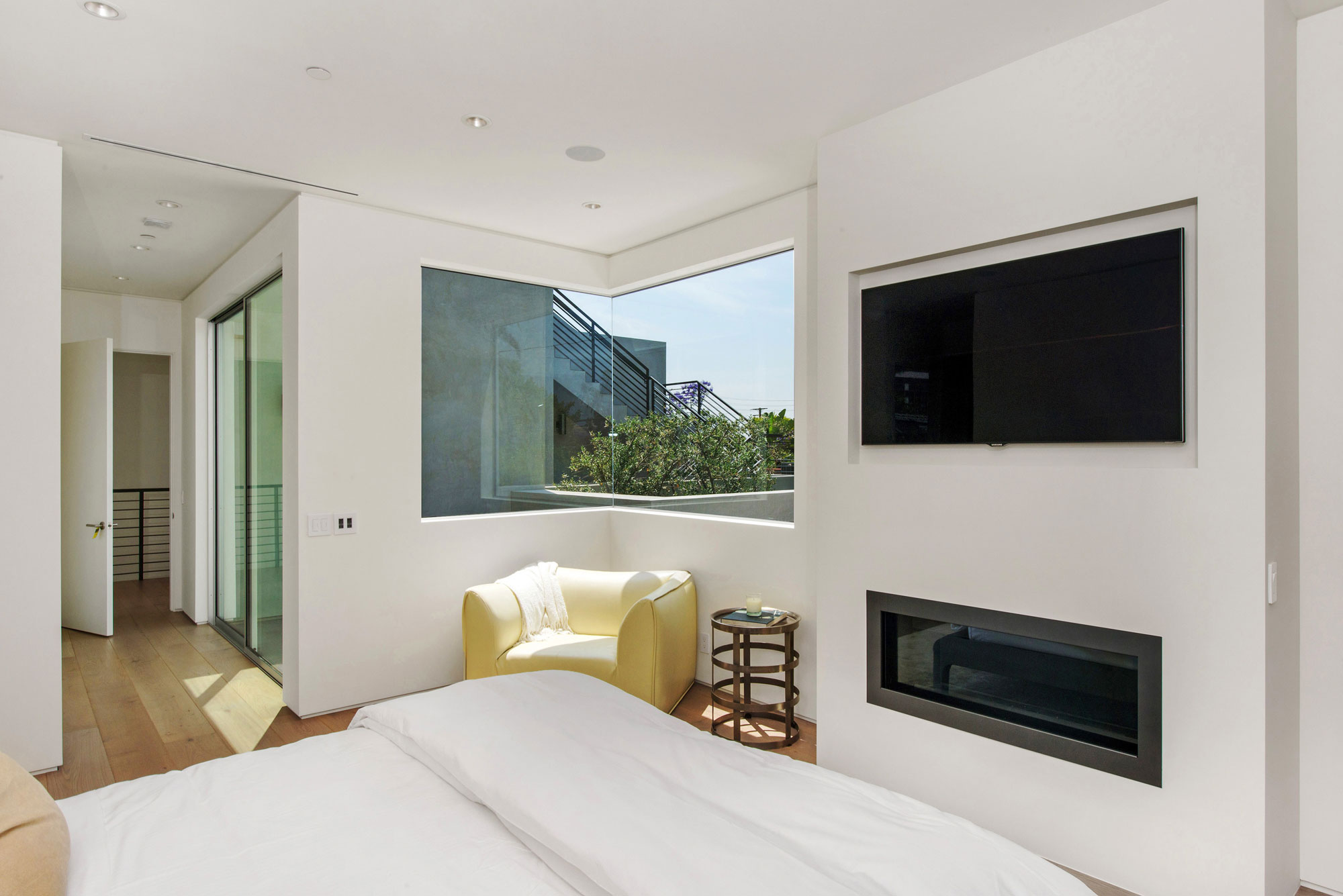 A Fabulous and Sleek Modern Home Surrounded by Lush Vegetation in Los Angeles by Amit Apel Design, Inc (46)