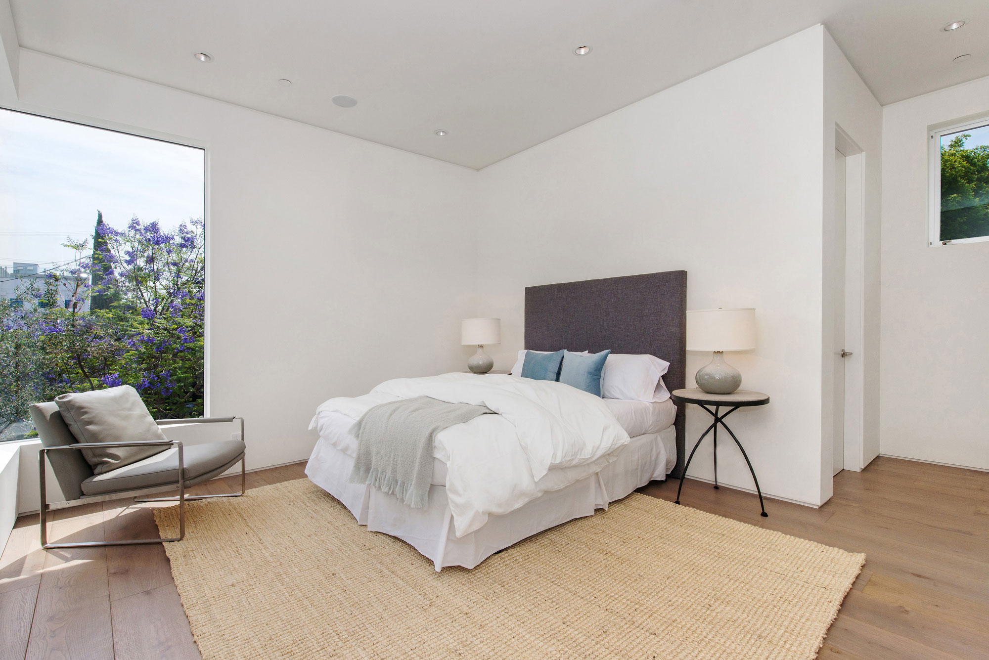 A Fabulous and Sleek Modern Home Surrounded by Lush Vegetation in Los Angeles by Amit Apel Design, Inc (47)