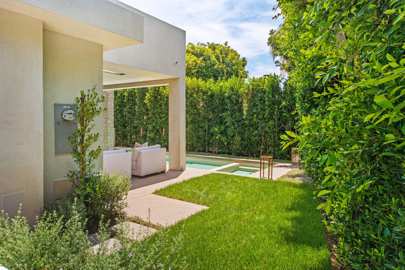 A Fabulous and Sleek Modern Home Surrounded by Lush Vegetation in Los Angeles by Amit Apel Design, Inc (5)