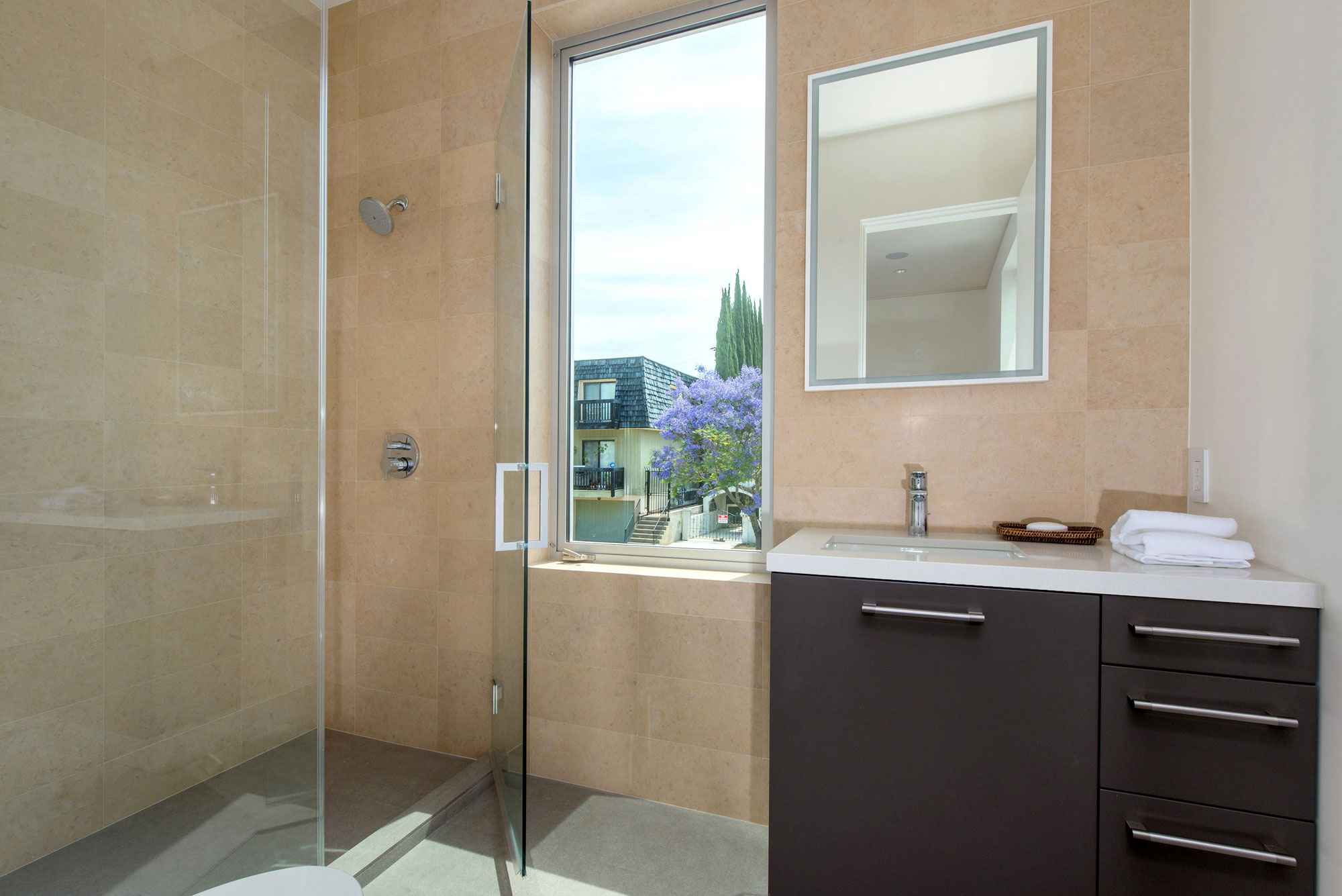 A Fabulous and Sleek Modern Home Surrounded by Lush Vegetation in Los Angeles by Amit Apel Design, Inc (53)