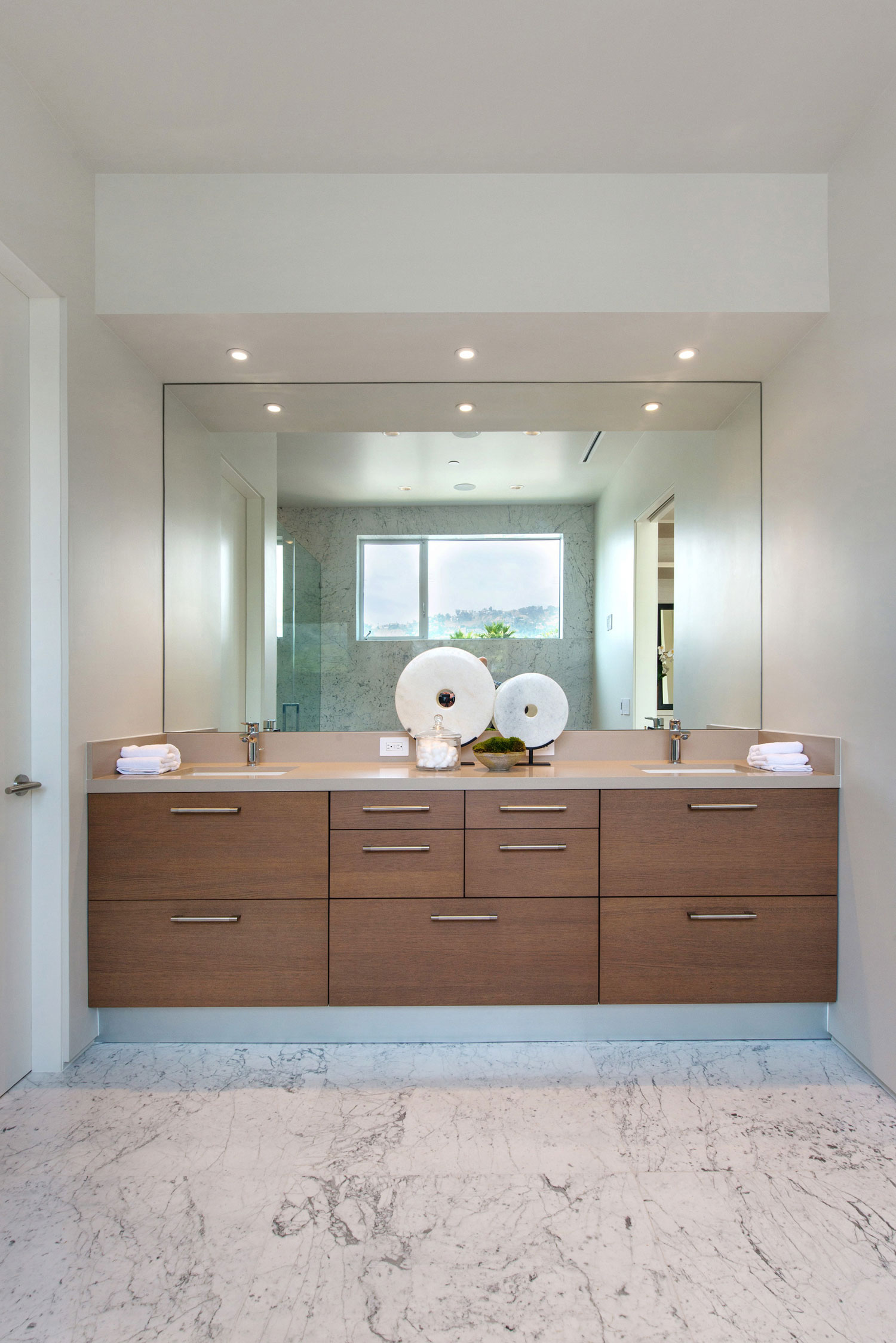 A Fabulous and Sleek Modern Home Surrounded by Lush Vegetation in Los Angeles by Amit Apel Design, Inc (54)