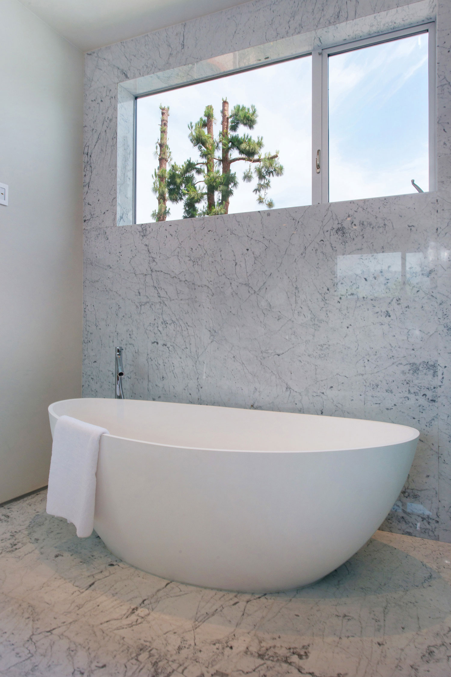 A Fabulous and Sleek Modern Home Surrounded by Lush Vegetation in Los Angeles by Amit Apel Design, Inc (57)