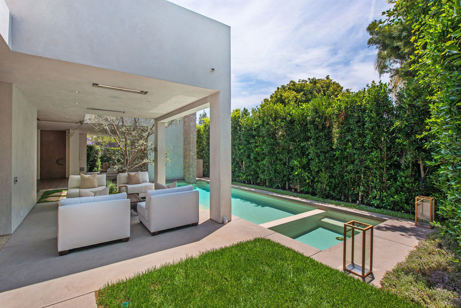 A Fabulous and Sleek Modern Home Surrounded by Lush Vegetation in Los Angeles by Amit Apel Design, Inc (6)