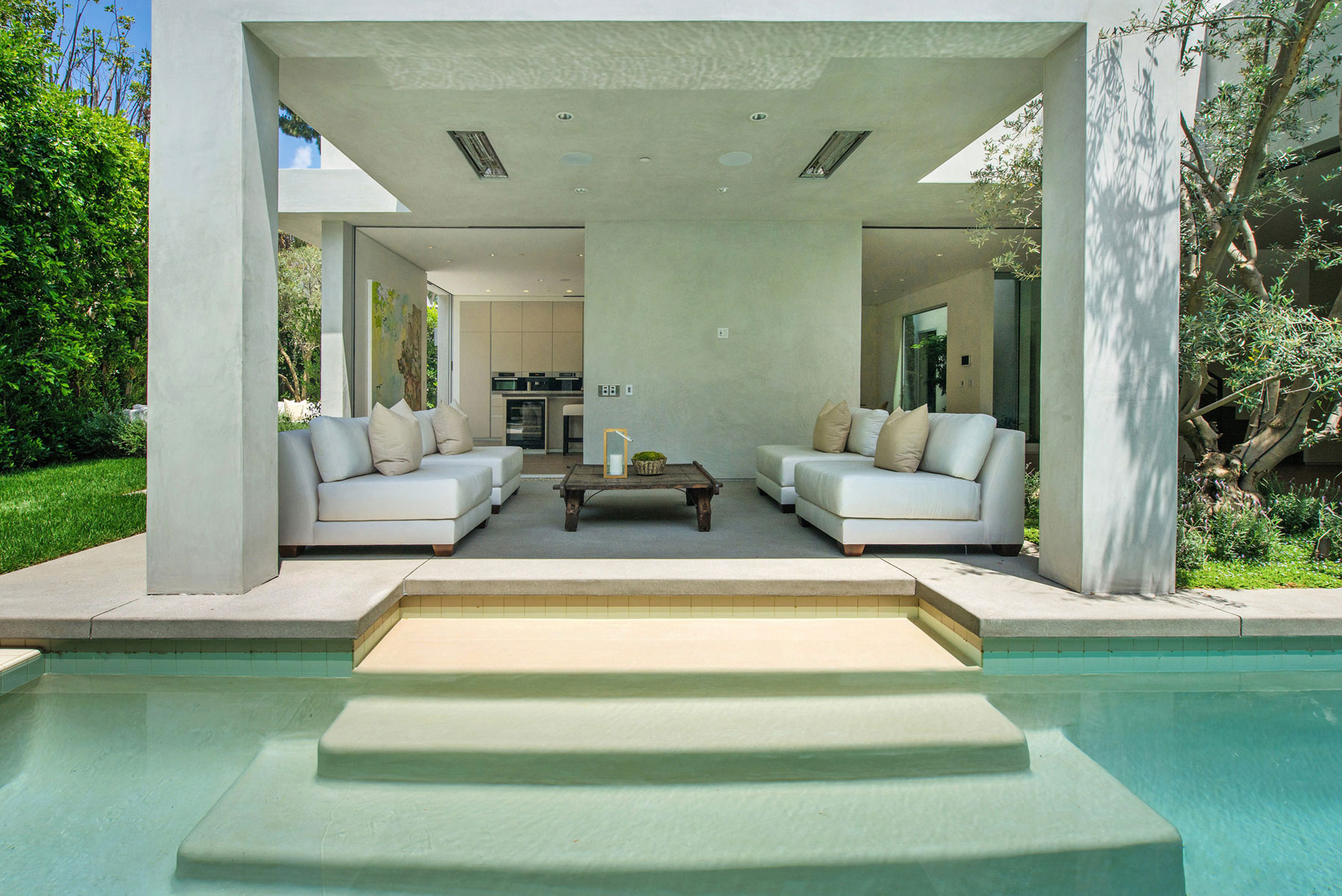 A Fabulous and Sleek Modern Home Surrounded by Lush Vegetation in Los Angeles by Amit Apel Design, Inc (7)