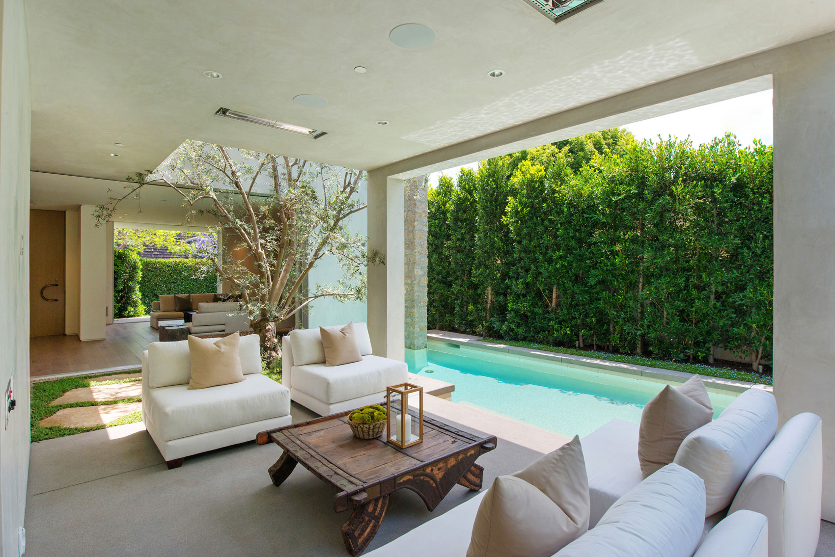 A Fabulous and Sleek Modern Home Surrounded by Lush Vegetation in Los Angeles by Amit Apel Design, Inc (8)