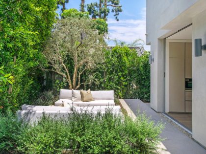 A Fabulous and Sleek Modern Home Surrounded by Lush Vegetation in Los Angeles by Amit Apel Design, Inc (9)