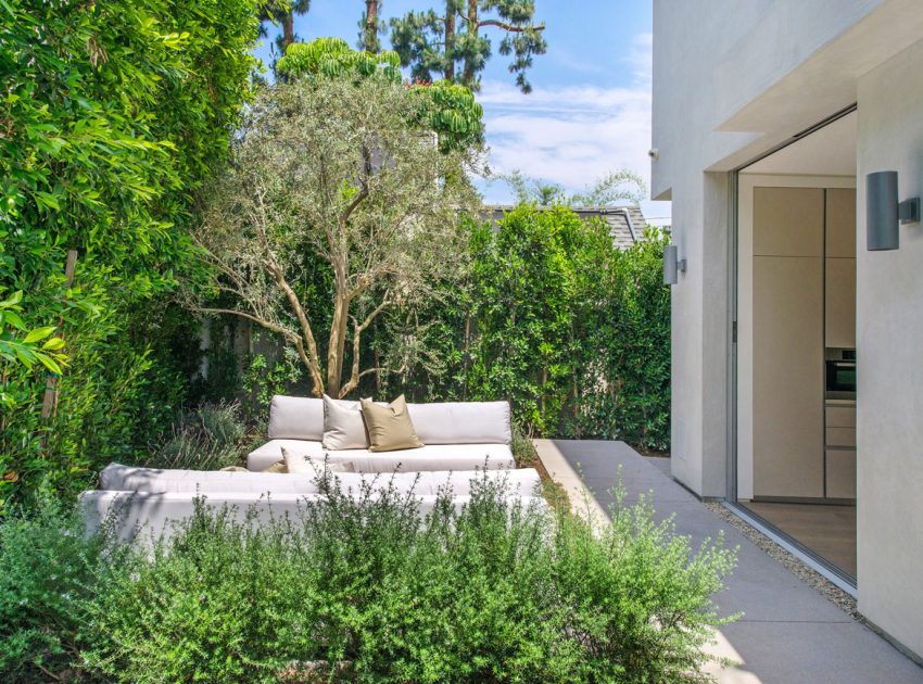 A Fabulous and Sleek Modern Home Surrounded by Lush Vegetation in Los Angeles by Amit Apel Design, Inc (9)