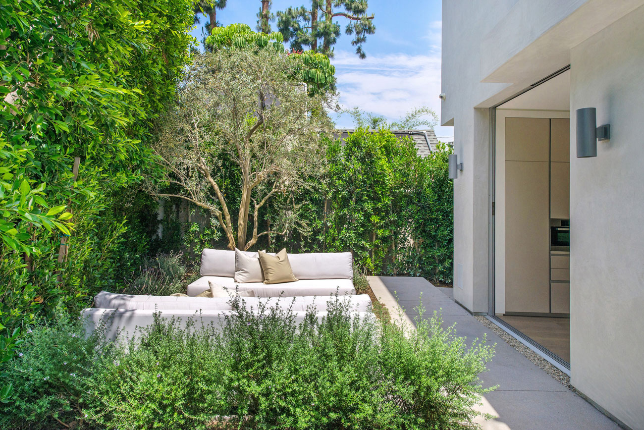 A Fabulous and Sleek Modern Home Surrounded by Lush Vegetation in Los Angeles by Amit Apel Design, Inc (9)