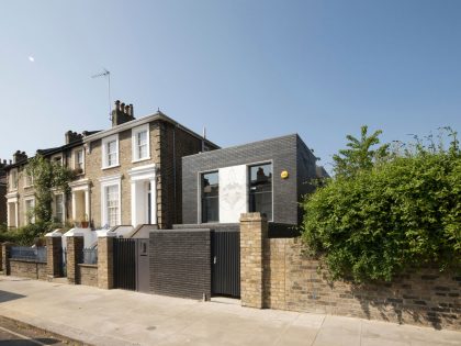 A Fascinating Home with Black Engineering Bricks and Slabs of White Marble in London by Liddicoat & Goldhill (1)