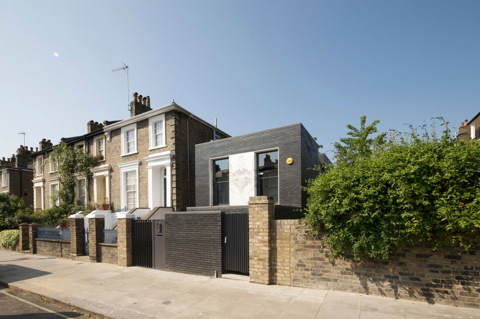 A Fascinating Home with Black Engineering Bricks and Slabs of White Marble in London by Liddicoat & Goldhill (1)