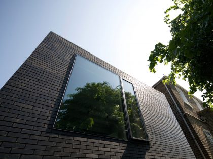 A Fascinating Home with Black Engineering Bricks and Slabs of White Marble in London by Liddicoat & Goldhill (3)