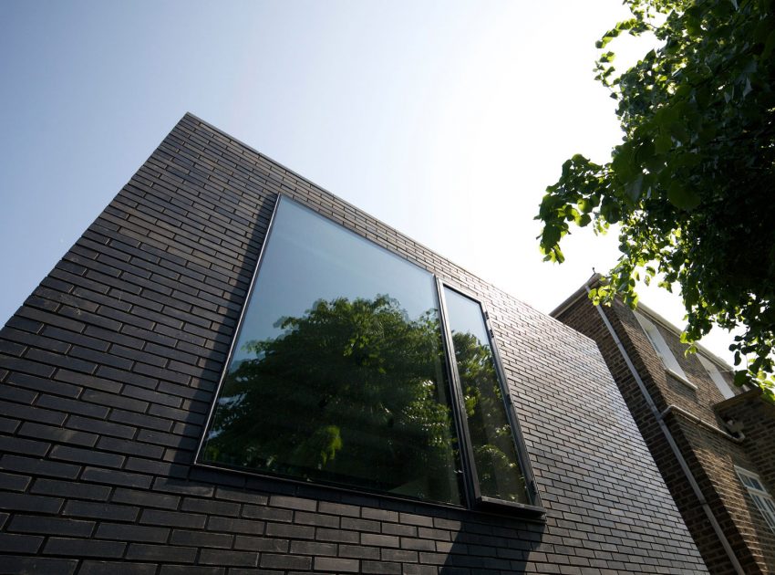 A Fascinating Home with Black Engineering Bricks and Slabs of White Marble in London by Liddicoat & Goldhill (3)