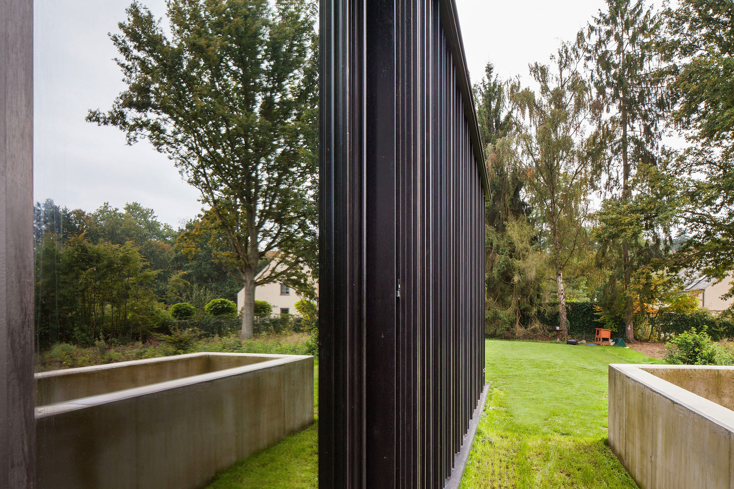 A Former Hunting Lodge Transformed into a Sleek Modern Family Home in Heverlee, Belgium by DMOA Architecten (10)