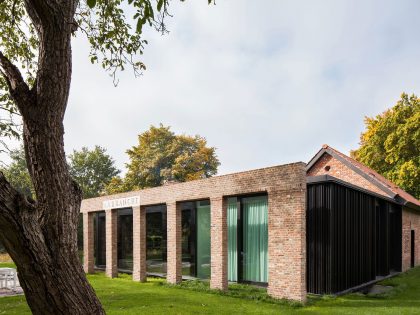 A Former Hunting Lodge Transformed into a Sleek Modern Family Home in Heverlee, Belgium by DMOA Architecten (4)