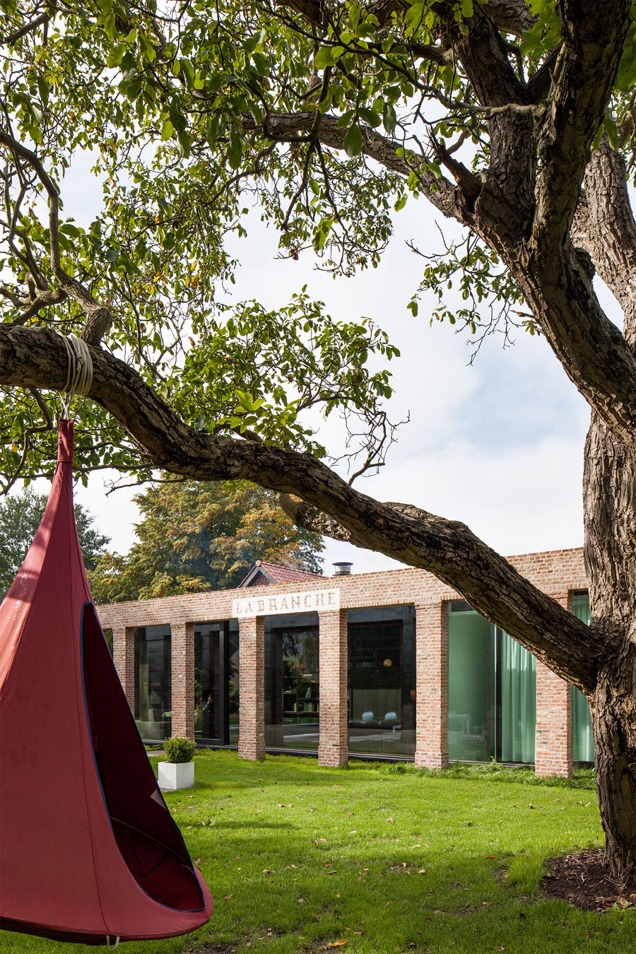 A Former Hunting Lodge Transformed into a Sleek Modern Family Home in Heverlee, Belgium by DMOA Architecten (5)
