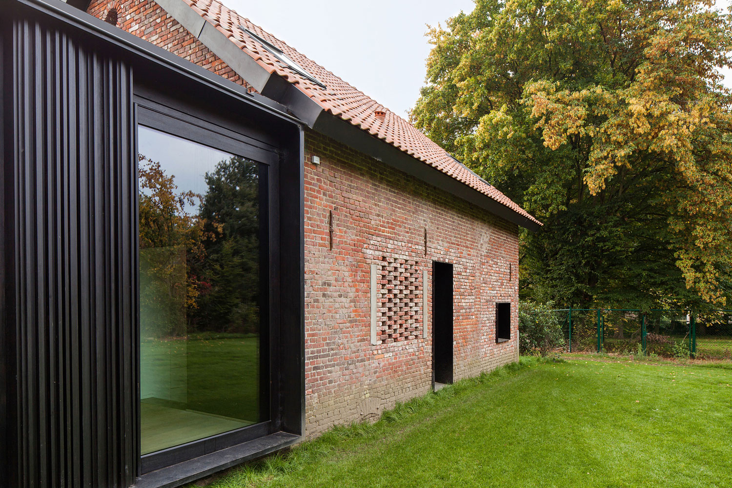 A Former Hunting Lodge Transformed into a Sleek Modern Family Home in Heverlee, Belgium by DMOA Architecten (6)