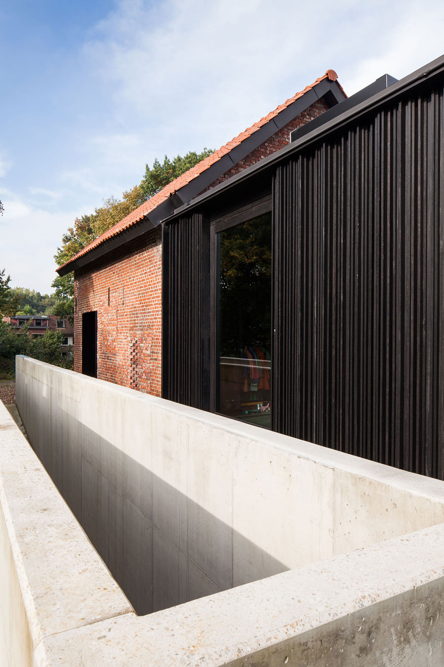 A Former Hunting Lodge Transformed into a Sleek Modern Family Home in Heverlee, Belgium by DMOA Architecten (7)