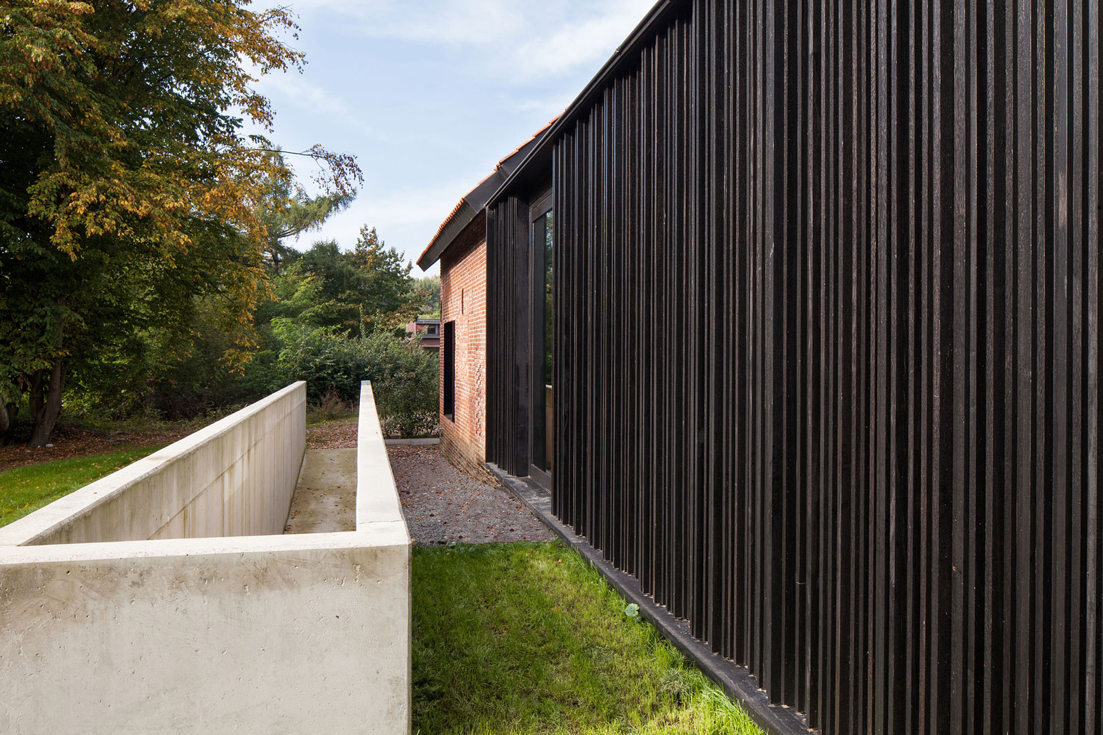 A Former Hunting Lodge Transformed into a Sleek Modern Family Home in Heverlee, Belgium by DMOA Architecten (8)