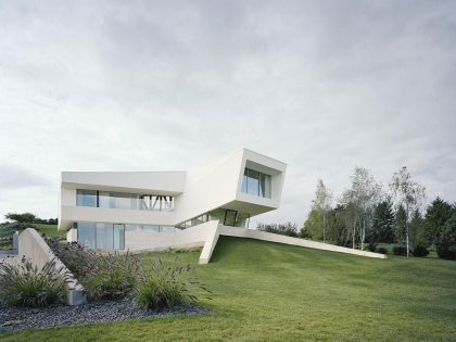 A Futuristic Modern White Home with Sleek and Stunning Views in Vienna by Project A01 Architects (1)