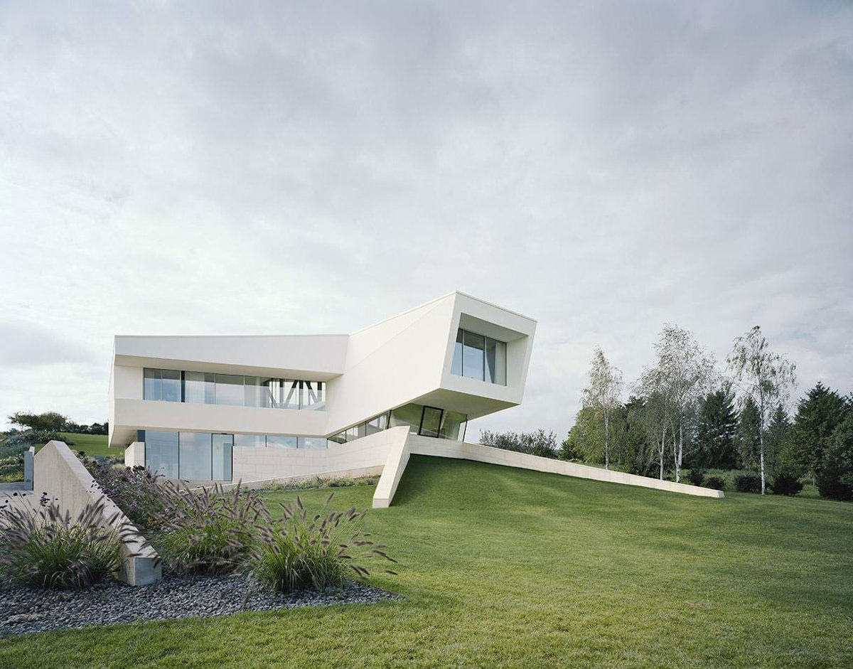 A Futuristic Modern White Home with Sleek and Stunning Views in Vienna by Project A01 Architects (1)