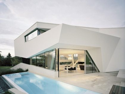 A Futuristic Modern White Home with Sleek and Stunning Views in Vienna by Project A01 Architects (10)