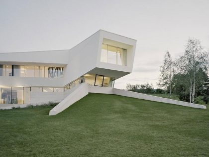 A Futuristic Modern White Home with Sleek and Stunning Views in Vienna by Project A01 Architects (2)