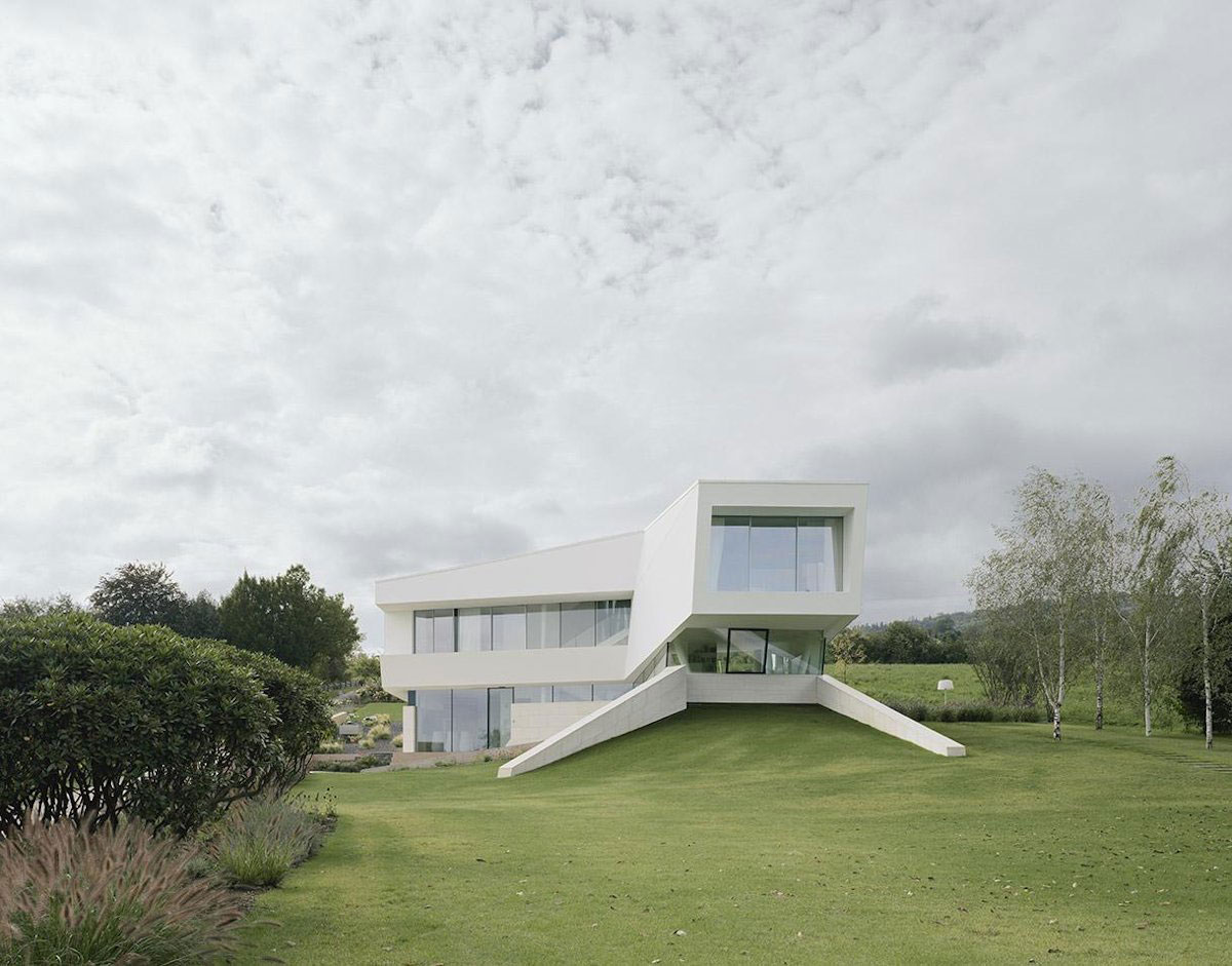 A Futuristic Modern White Home with Sleek and Stunning Views in Vienna by Project A01 Architects (3)