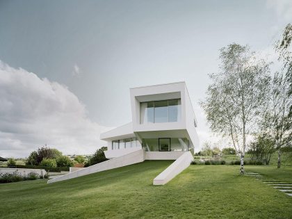 A Futuristic Modern White Home with Sleek and Stunning Views in Vienna by Project A01 Architects (4)