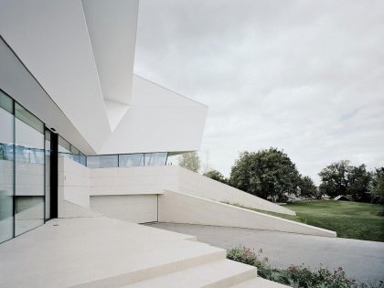A Futuristic Modern White Home with Sleek and Stunning Views in Vienna by Project A01 Architects (5)