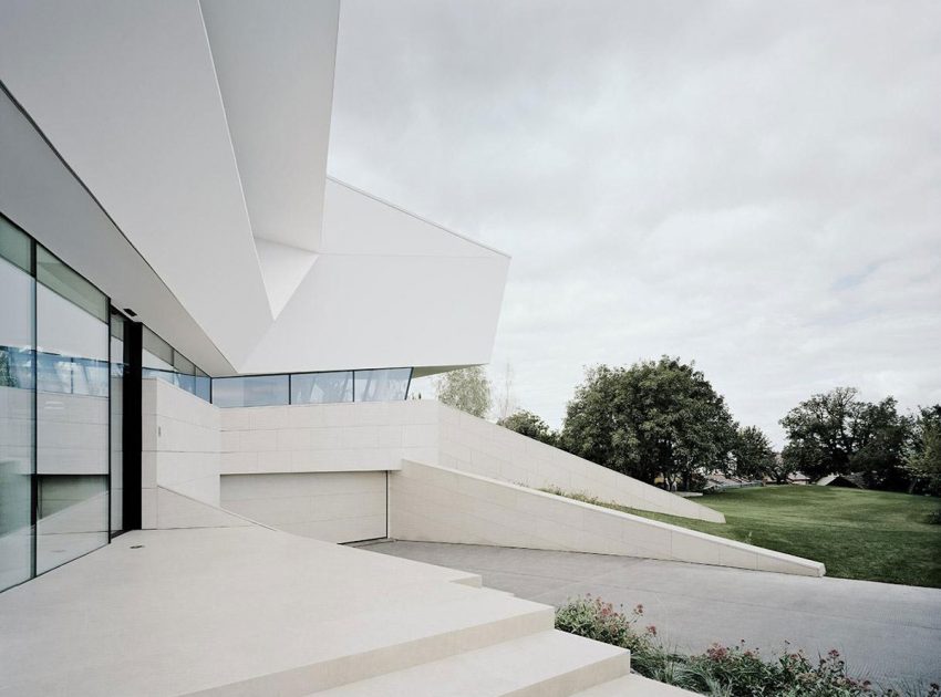 A Futuristic Modern White Home with Sleek and Stunning Views in Vienna by Project A01 Architects (5)