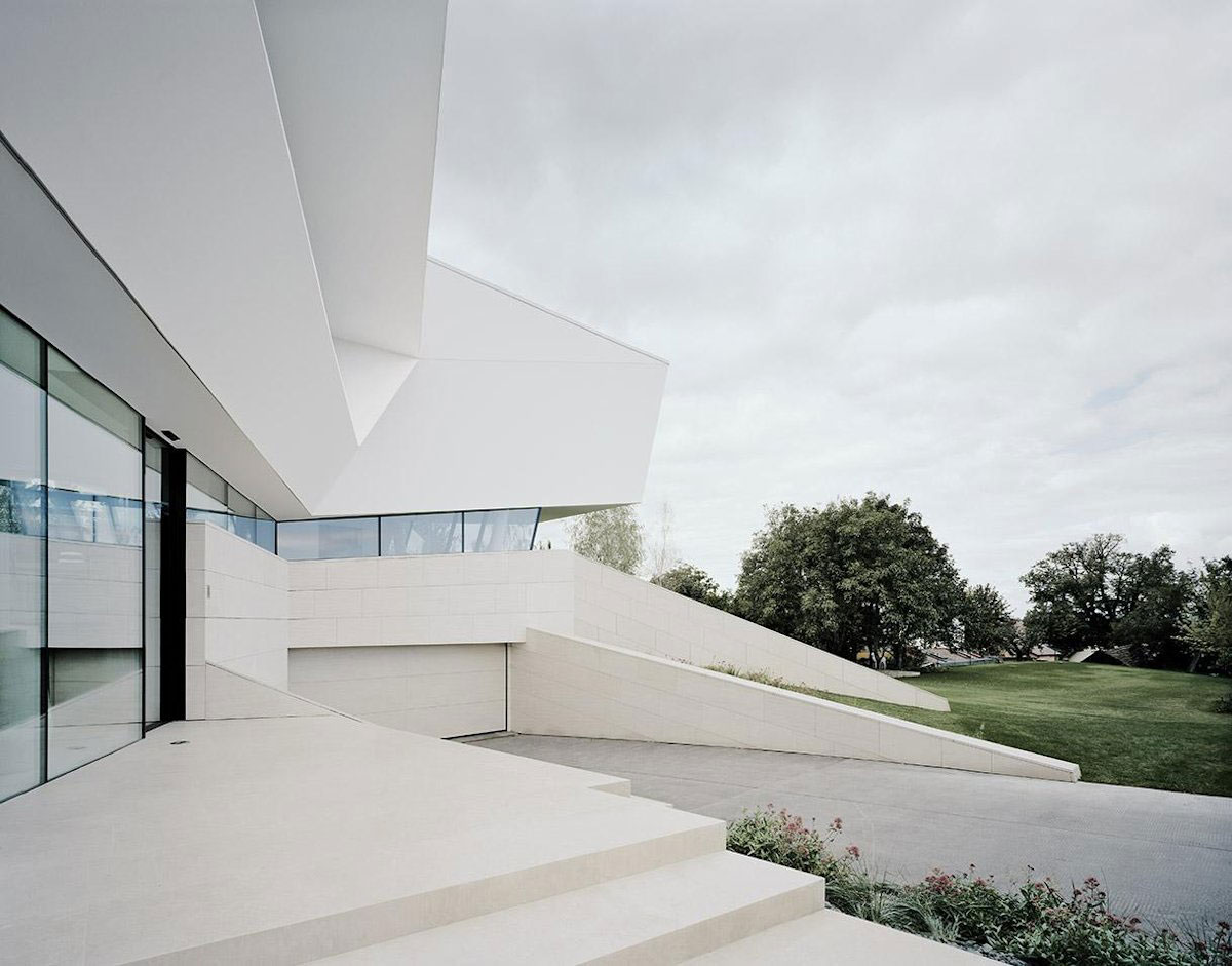 A Futuristic Modern White Home with Sleek and Stunning Views in Vienna by Project A01 Architects (5)